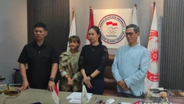 Ketua Umum Komite Olimpiade Indonesia (KOI) Raja Sapta Oktohari (pertama kanan)