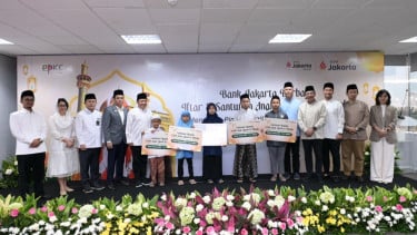 Bank Jakarta menyerahkan santunan secara simbolis kepada perwakilan anak yatim