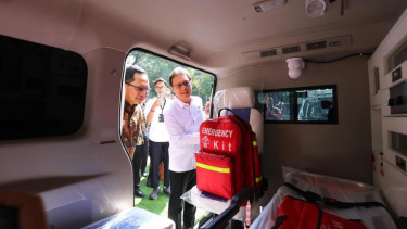 Kasatgas PRR Tito Karnavian dan Menkes Budi Gunadi Sadikin melihat unit ambulans yang akan dikirim ke daerah terdampak