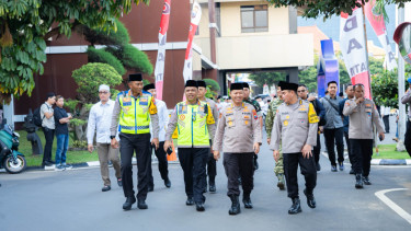 Kakorlantas Polri Irjen Agus Suryonugroho (tengah)