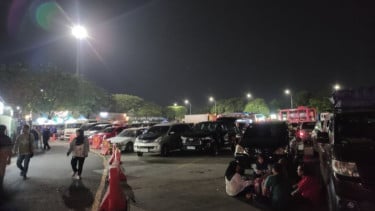 Ratusan kendaraan pemudik memadati rest area KM 57 Tol Jakarta - Cikampek, Karawang, Jawa Barat
