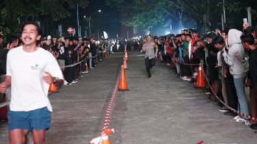 Kapolres Bogor AKBP Wikha Ardilestanto adu lari dengan atlet SEA Games