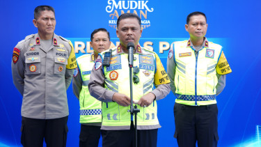 Kakorlantas Polri Irjen Agus Suryonugroho (tengah)
