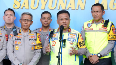 Kakorlantas Polri Irjen Agus Suryonugroho (tengah)