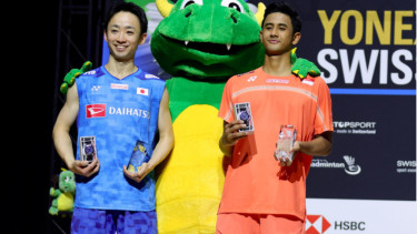 Tunggal putra Indonesia Alwi Farhan (kanan)