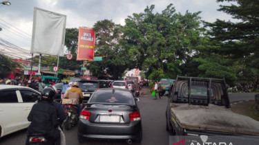 Arus kendaraan terlihat ramai menjelang libur Idul Fitri di kawasan Nagreg, Kabupaten Bandung, Jawa Barat