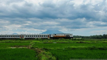 KA lokal rute Rangkasbitung-Merak melintas di Desa Cibadak, Lebak.