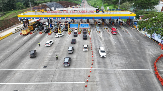 Volume kendaraan meningkat di Gerbang Tol Kalikangkung Semarang pada arus mudik Lebaran 2026