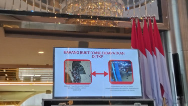 Screen shoot barang bukti yang didapatkan di lokasi penyiraman air keras kepada Wakil Koordinator KontraS, Andrie Yunus