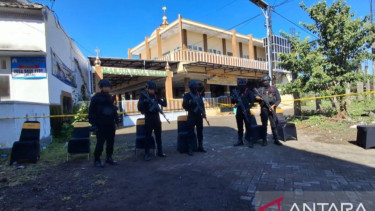 Sejumlah anggota Brimob Polda Jatim bersiaga di TKP ledakan di Masjid Raya Pesona di Perumahan Pesona Raya Regency