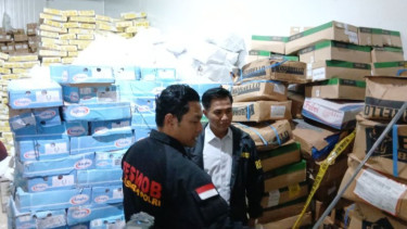 Kasat Resmob Bareskrim Polri Komisaris Besar Polisi Teuku Arsya Khadafi menunjukan tumpukan daging domba kadaluarsa