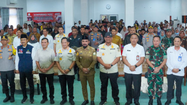 Menteri Dalam Negeri Muhammad Tito Karnavian (depan keempat kiri)
