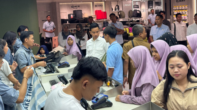 Wapres Gibran Ajak Anak Panti Belanja di Blok M