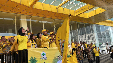 Ketua Umum Partai Golkar Bahlil Lahadalia melepas keberangkatan 20 bus mudik gratis