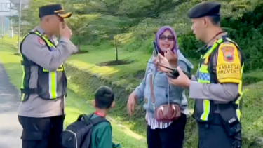 Pemudik asal Bekasi bingung diturunkan bus di jalan tol Semarang-Solo