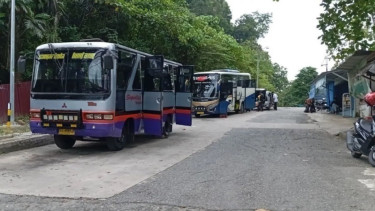 Bus jurusan Bontang dan jurusan Sangatta parkir di Terminal Lempake Samarinda