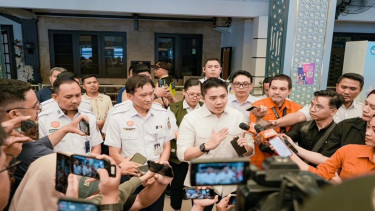 Seskab Teddy Indra Wijaya meninjau arus mudik di Stasiun Pasar Senen, Jakarta