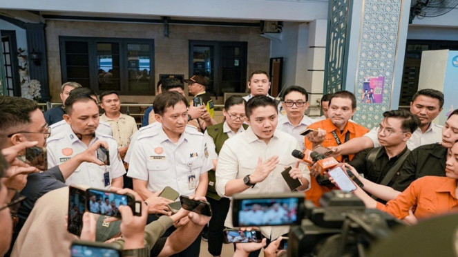 Seskab Teddy Indra Wijaya meninjau arus mudik di Stasiun Pasar Senen, Jakarta