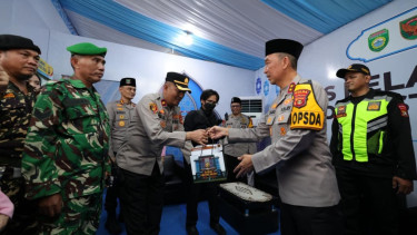 Kapolda Sumatera Selatan Irjen Sandi Nugroho membagikan tali asih