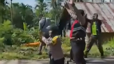 Bhabinkamtibmas Aipda Arladius Modestus Arno berlutut di depan warga