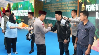 Kapolri Jenderal Polisi Listyo Sigit Prabowo (tengah) meresmikan renovasi Masjid Al-Adzim di Mapolda Riau