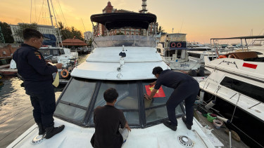 Bea Cukai Kanwil Jakarta memeriksa pilihan yacht di Dermaga Batavia Marina