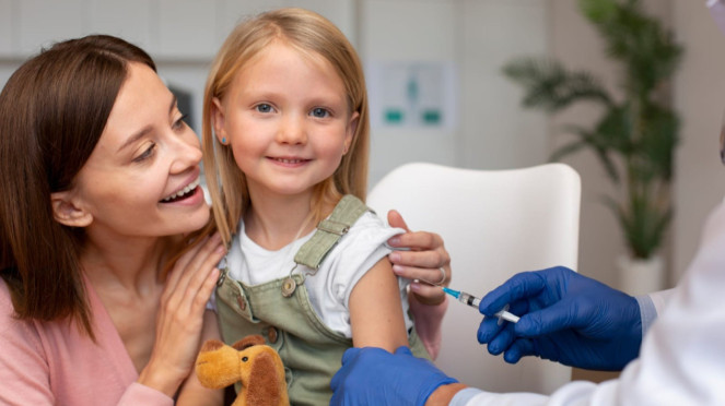 Ilustrasi Vaksin Anak, Influenza Masih Jadi Ancaman Global, Mengapa Vaksin Berubah dari Quadrivalent ke Trivalent?, Anak-Anak Jadi Kelompok Penting yang Perlu Dijaga, Jadwal Vaksin Flu untuk Anak, Komplikasi yang Bisa Terjadi, Langkah Pencegahan Sehari-hari, Dukungan Industri Kesehatan