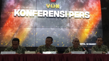 Danpuspom TNI Mayor Jenderal (Mayjen) TNI Yusri Nuryanto (kedua dari kanan) dalam konferensi pers