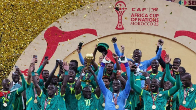 Timnas Senegal Sadio Mane mengangkat piala usai mengalahkan Timnas Maroko dalam final Piala Afrika 2025