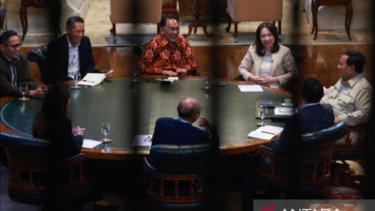 Presiden Prabowo Subianto berdiskusi dengan jurnalis senior, ekonom, dan pengamat
