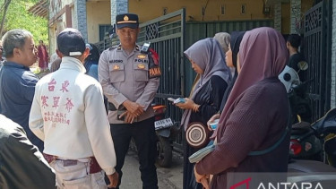 Peserta arisan paket Lebaran mendatangi rumah pengelola di Cianjur