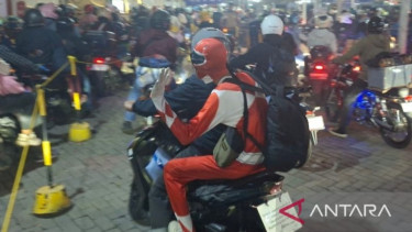 Pemudik mengenakan kostum Power Ranger di Pelabuhan Ciwandan