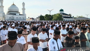 Ribuan pengikut tarekat Syattariyah melaksanakan salat ied
