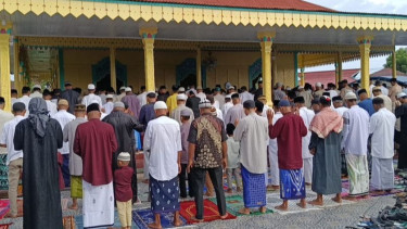 Warga muslim Negeri Hila, Leihitu, Maluku Tengah melaksanakan salat idul fitri