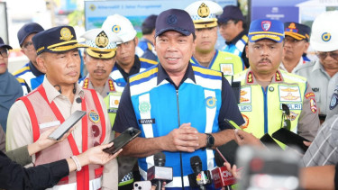 Direktur Utama Jasa Marga Rivan A. Purwantono (tengah)