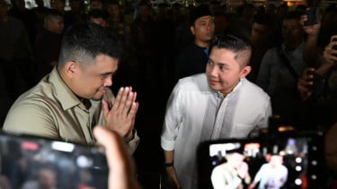 Gubernur Sumut Bobby Nasution bersama Seskab Teddy Indra Wijaya bagikan sembako di Medan