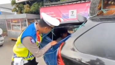 MPV dimodifikasi biar muat 12 orang.