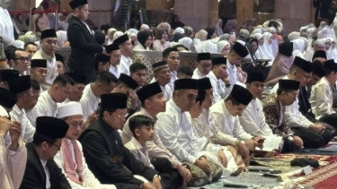 Wapres Gibran Rakabuming Raka (tengah) bersama putranya Jan Ethes serta Menteri Agama Nasaruddin Umar melakukan salat Id