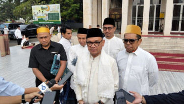 Wakil Ketua Umum DPP Partai Golkar, Ace Hasan Syadzily (tengah)