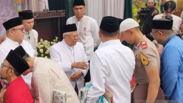 Wakil Presiden ke-13 RI Ma'ruf Amin menyalami jemaah usai menjadi khatib salat Idul Fitri 1447 Hijriah di Balai Kota DKI