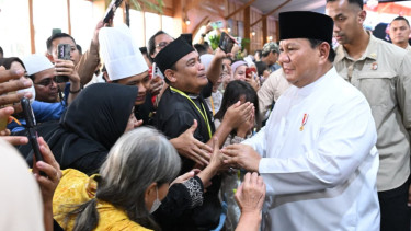 Presiden RI Prabowo Subianto menyapa warga dalam acara halal bihalal di Istana