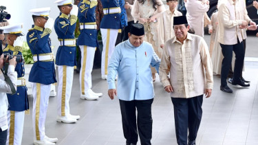 Presiden RI Prabowo Subianto menyambut Presiden ke-6 RI Susilo Bambang Yudhoyono di Istana
