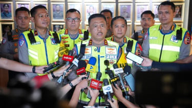Kakorlantas Polri Irjen Agus Suryonugroho (tengah)