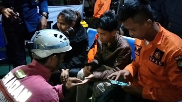 Petugas sedang evakuasi cincin dari jari pemudik di Posko Kolaborasi Mudik BPBD di Terminal Ciakar, Sumedang