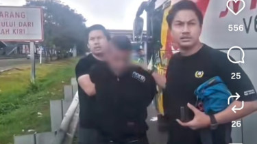 WNA pembunuh Dewhinta Anggary (DA), cucu dari seniman Betawi mendiang Mpok Nori (tengah)