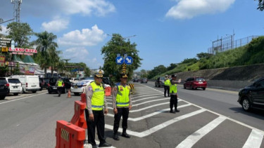 Petugas Polrestabes Semarang menutup sementara rest area KM 434 Rol Dalam Kota Semarang, Senin, saat terjadi kepadatan
