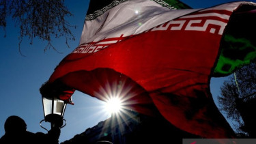 Warga mengikuti aksi unjuk rasa menentang serangan militer Amerika Serikat dan Israel ke Iran di Kota London, Inggris
