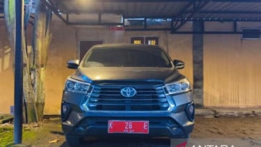 Mobil dinas berpelat merah bernomor polisi K 28 E milik DPRD Kabupaten Blora, Jawa Tengah