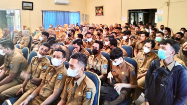 PNS Kab. Bangka Tengah tengah mendengarkan arahan dengan tertib pada tahun 2022