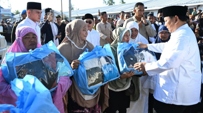 Prabowo lebaran di Aceh berbagi bingkisan ke masyarakat